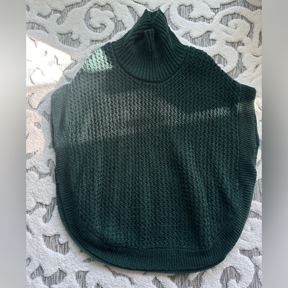 LC Lauren Conrad Sweaters - LC Lauren Conrad Green Poncho